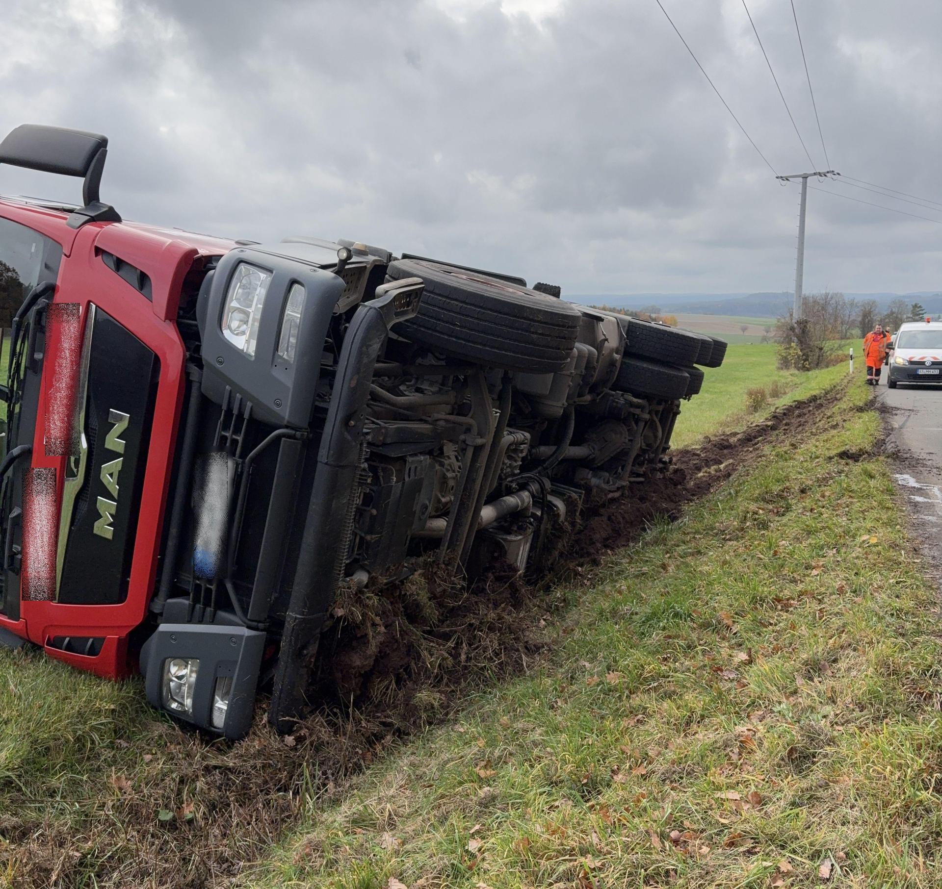 Bei Hahnbach ist ein Lastwagen umgekippt. (Bild: Polizeiinspektion Sulzbach-Rosenberg)