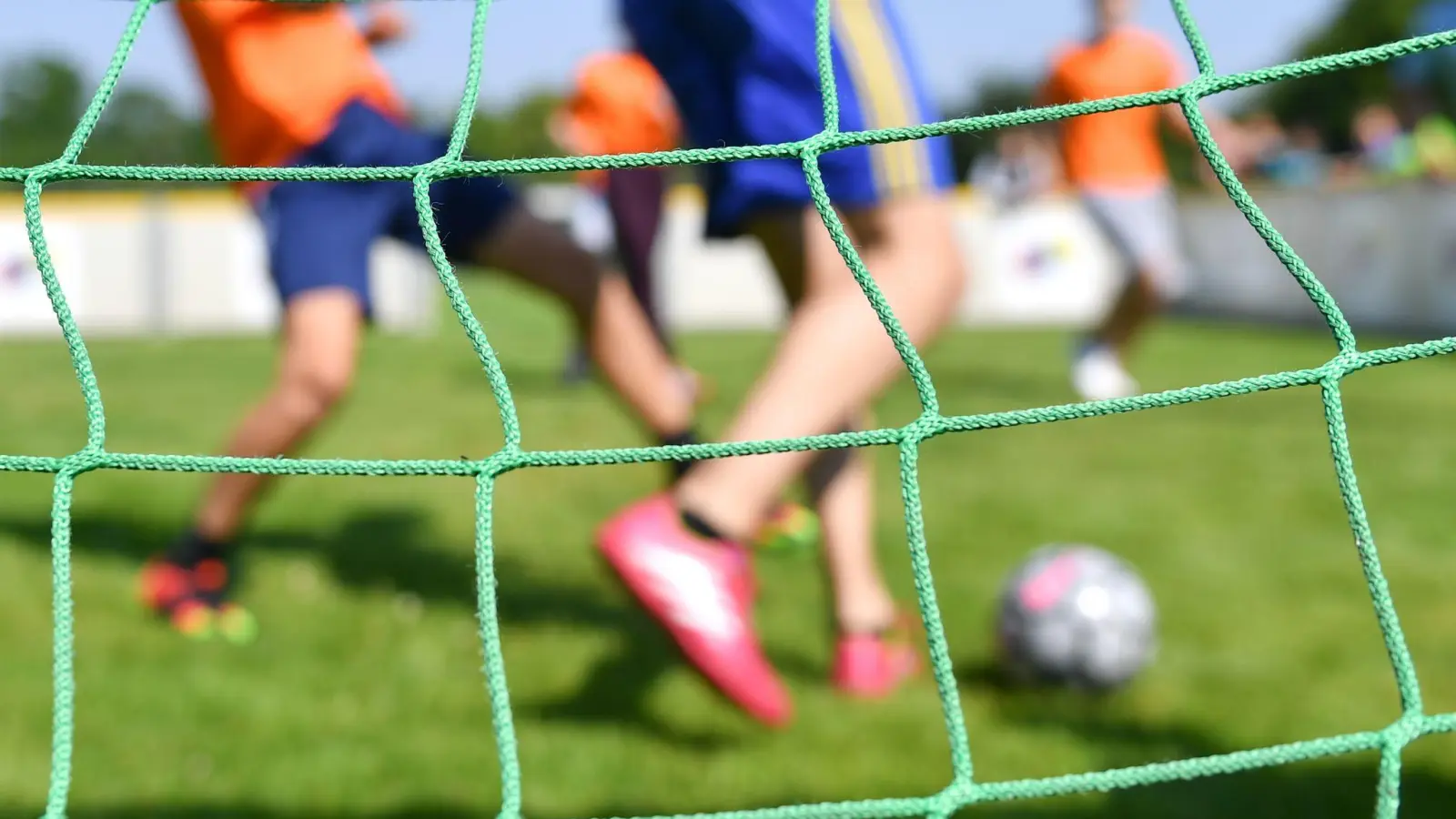 Nach einem Foul an seinem Sohn stürmte der Vater auf den Platz. (Symbolbild) (Bild: Uwe Anspach/dpa)