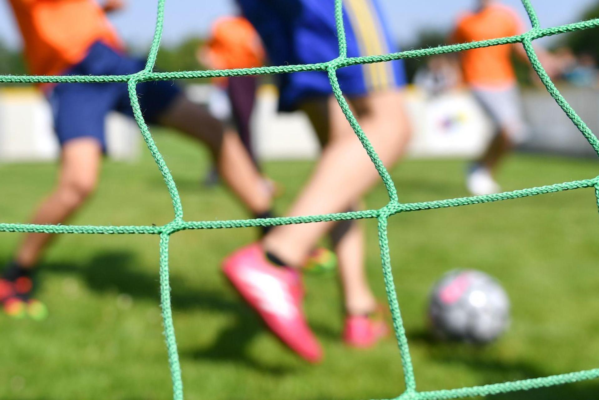 Nach einem Foul an seinem Sohn stürmte der Vater auf den Platz. (Symbolbild) (Bild: Uwe Anspach/dpa)