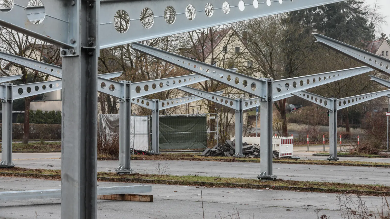 Ein Teil des Parkplatzes des Hockermühlbads in Amberg wird mit einer Photovaltaikanlage überdacht. (Bild: Wolfgang Steinbacher)