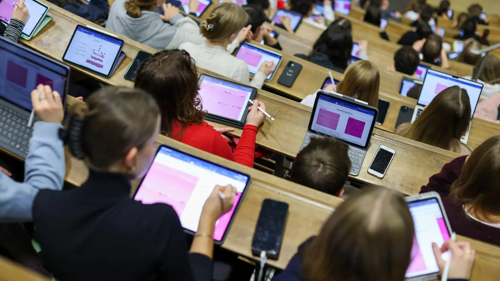 EY-Umfrage: Jobsicherheit bei Studierenden besonders wichtig. (Symbolbild: Jan Woitas/dpa)