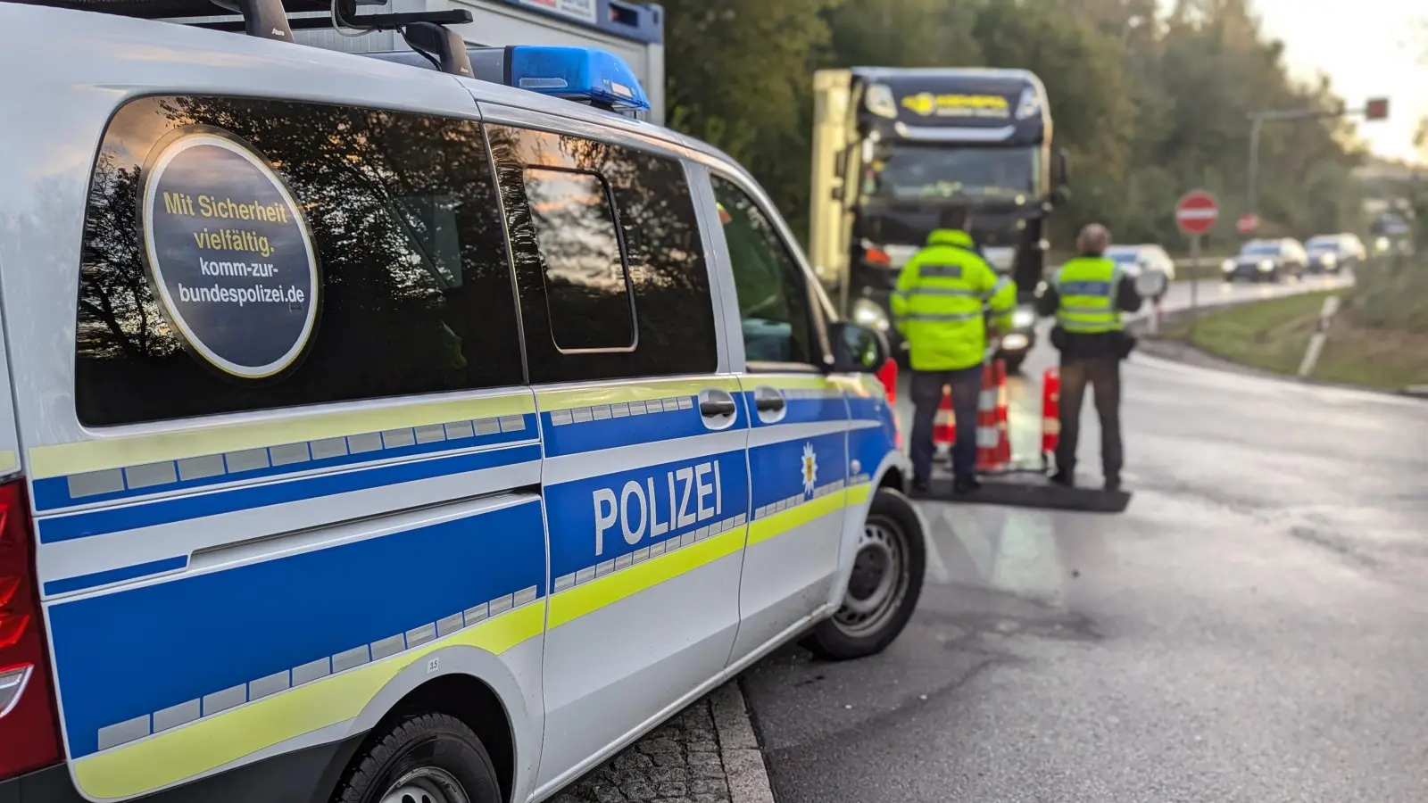 Am vergangenen Wochenende (4. - 6. Oktober) ergänzten Beamte der Bundespolizeiinspektion Waidhaus ihre Asservatenkammer erneut um drei verbotene Waffen und 420 erlaubnispflichtige Feuerwerkskörper.  (Symbolbild: Bundespolizei Waidhaus)