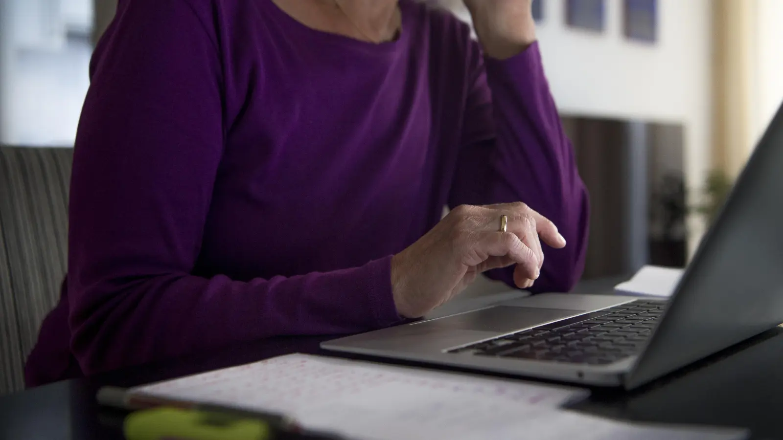 Der Laptop funktioniert noch prima – aber es gibt keine Sicherheits-Updates für Windows 10 mehr: Die Stadt Amberg bietet an, in diesen Fällen Laptops gratis auf Linux umzurüsten. (Symbolbild: Finn Winkler / dpa)