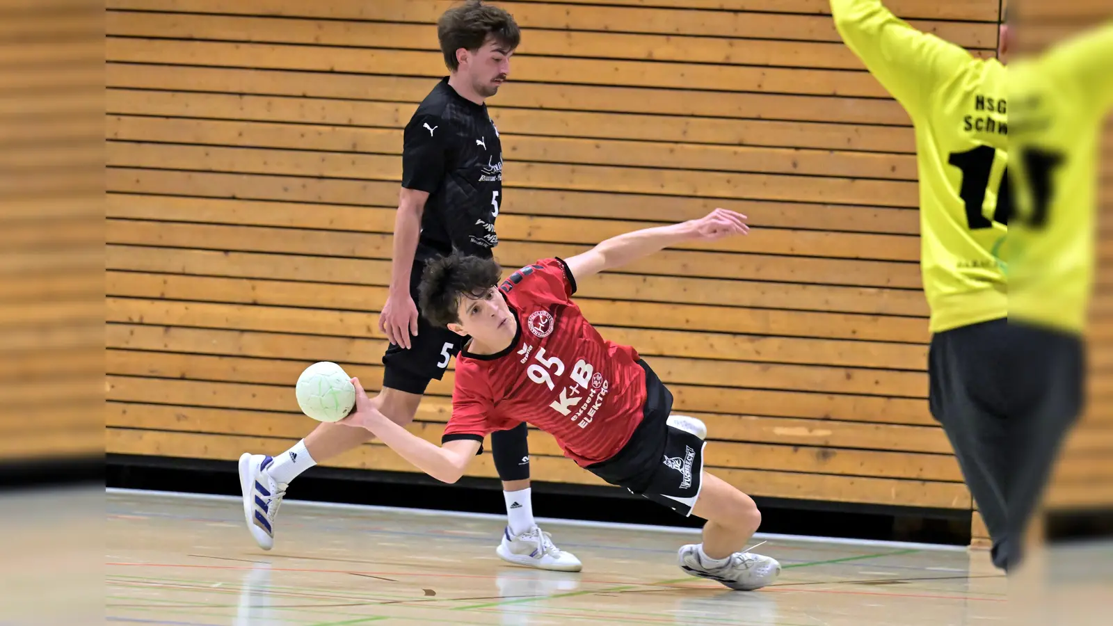 Jonas Ruhland (vorne) steuerte zwei Treffer für den HC Sulzbach beim Pflichtsieg gegen den TV Wackersdorf bei. (Archivbild: Hubert Ziegler)