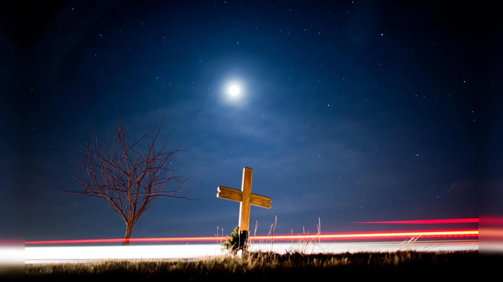 Bei Bremen sind zwei Jugendliche mit einem Sportwagen verunglückt und gestorben. (Symbolbild: Julian Stratenschulte/dpa)