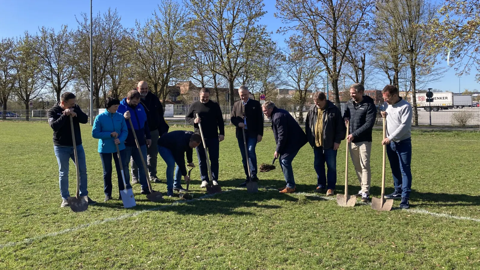 Zum Spatenstich für den neuen Kunstrasenplatz des TV 1861 Amberg kam unter anderem Noch-Bürgermeister Michael Cerny (Vierter von rechts), der dem Projekt-Initiator Bernhard Heinisch (Fünfter von links) einen Spaten Erde zuwirft.  (Bild: Stefanie Swann)