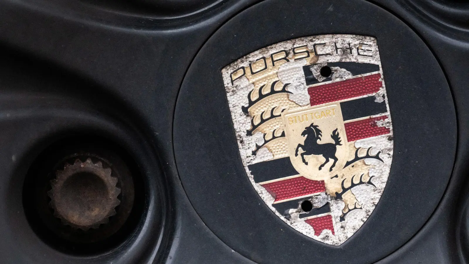 Ein Fahranfänger verlor in Sengenthal die Kontrolle über einen Porsche. (Symbolbild: Marijan Murat/dpa)