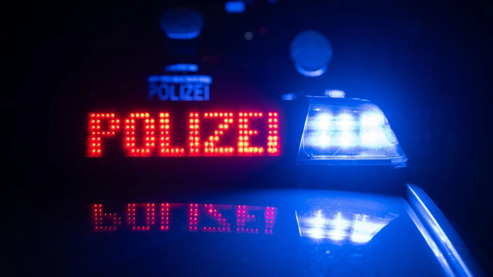 Ein Pkw-Brand führte am späten Dienstagabend zu einem Polizeieinsatz auf der Autobahn bei Ursensollen. (Symbolbild: Marijan Murat/dpa)