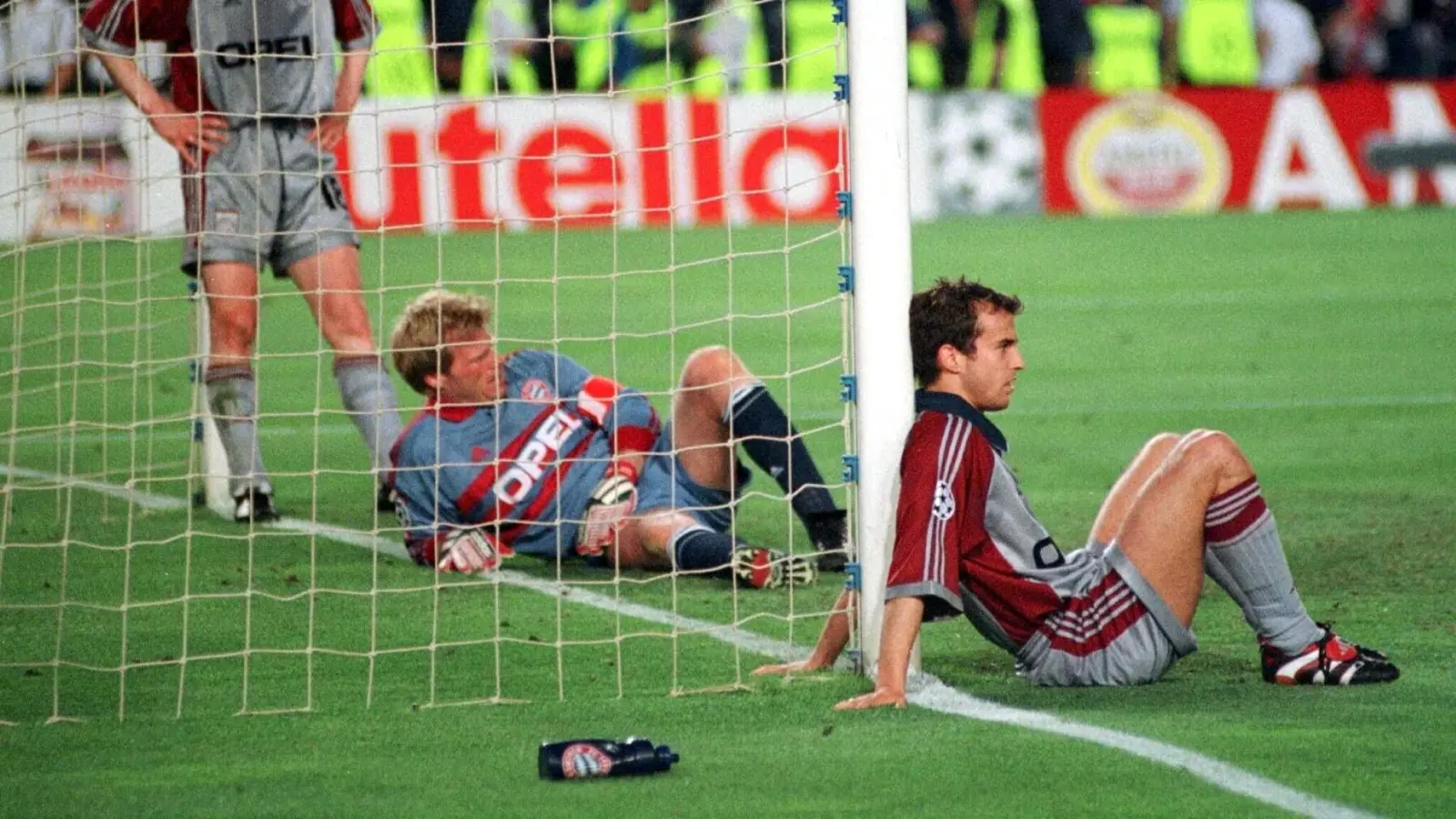 Eine der bittersten Niederlagen in der Vereinsgeschichte des FC Bayern: Die CL-Final-Pleite 1999  (Bild: Albert Olive/dpa)