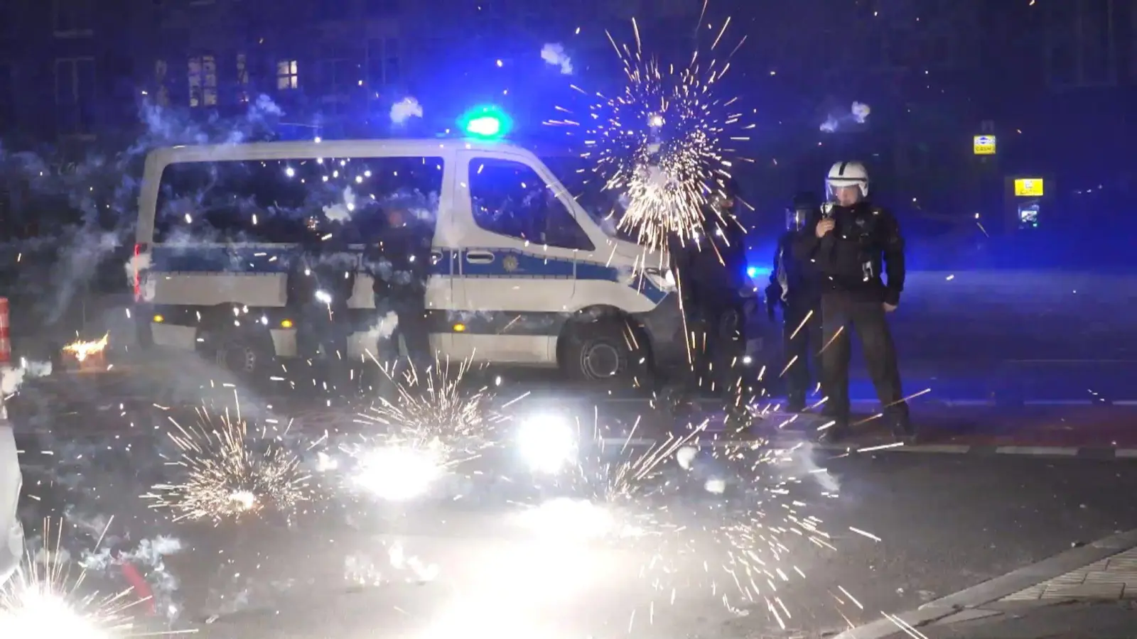 Silvesternächte sind nicht nur in Berlin, sondern auch in anderen Großstädten schon länger anstrengend für Polizei und andere Einsatzkräfte. (Bild: Julius-Christian Schreiner/TNN/dpa)