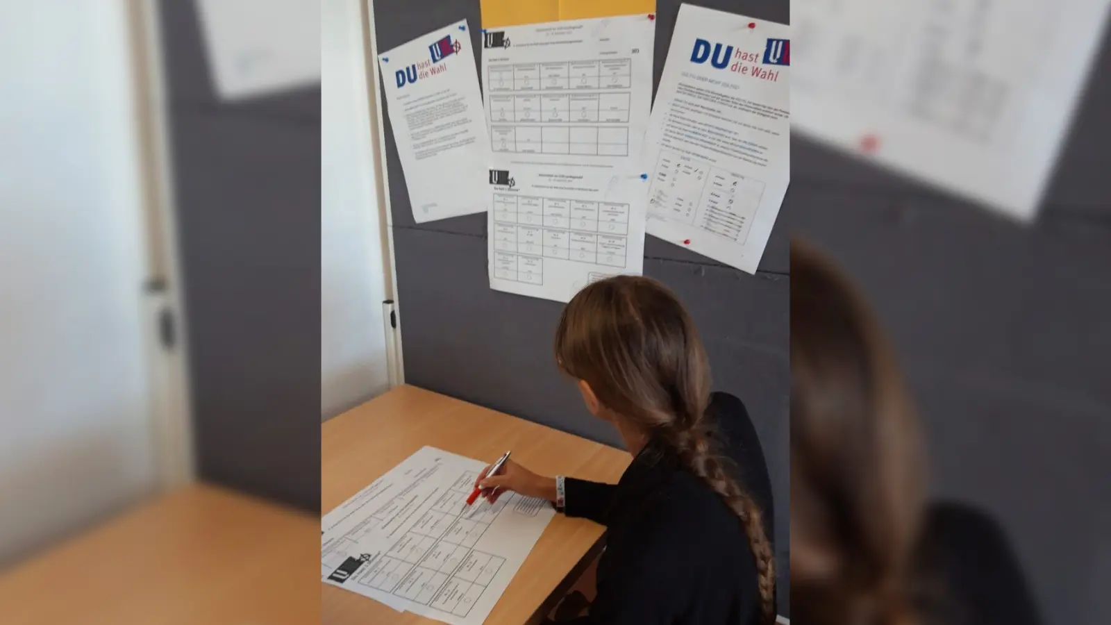 Eine Jugendliche bei der U-18-Wahl in Amberg. Es gab zwei Stimmzettel: Einen für die Oberbürgermeisterwahl und einen für die Parteien im Stadtrat. (Bild: Partnerschaft der Demokratie Amberg)