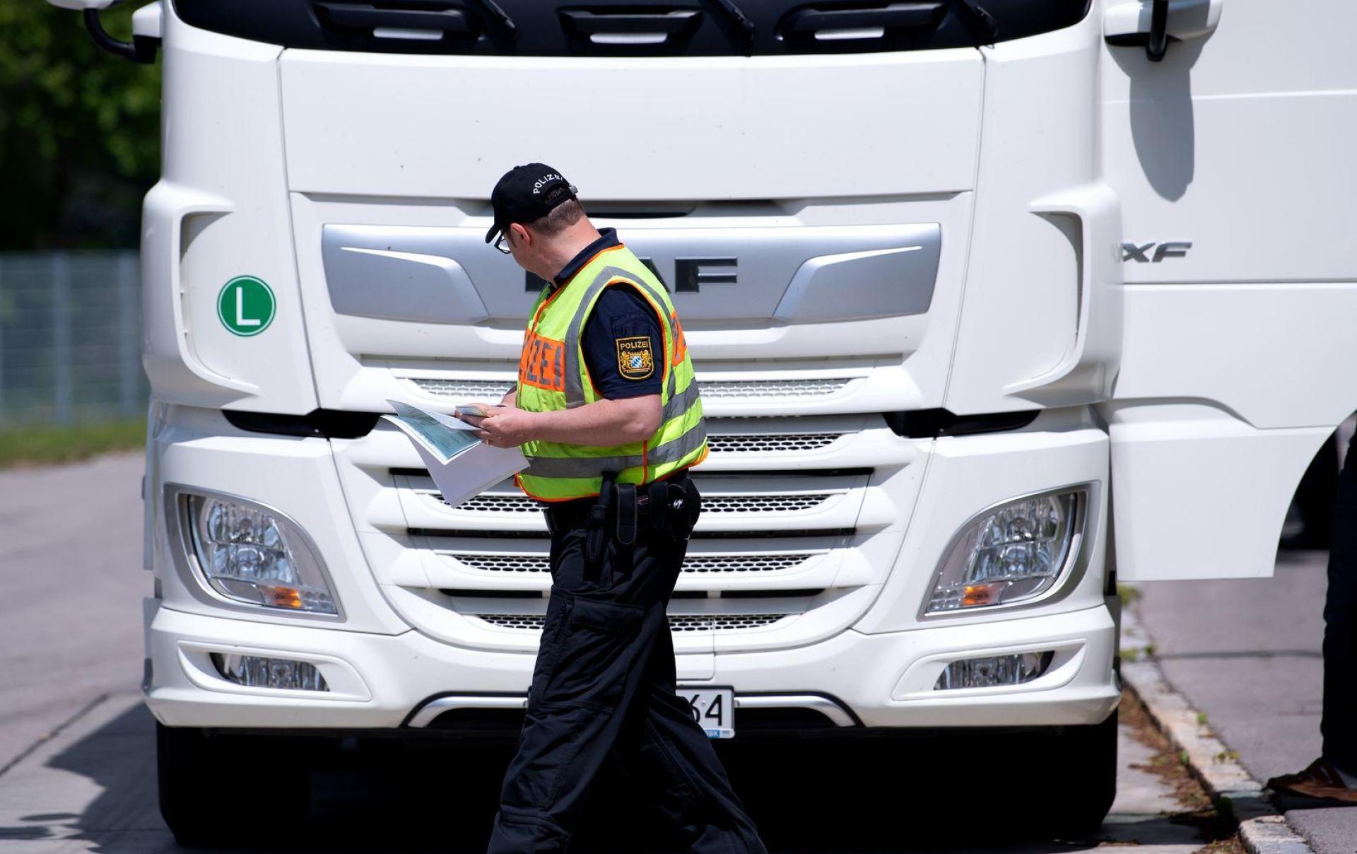 Verkehrspolizei Amberg stoppt Lkw-Fahrer auf A 6 bei Illschwang. Er überschreitet Lenkzeiten und fährt zu schnell. Hohe Bußgelder drohen. (Symbolbild: Sven Hoppe/dpa)
