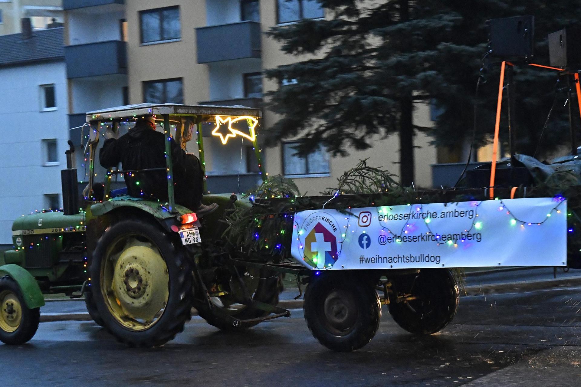 Der festlich geschmückte Weihnachtsbulldog. Er fährt am 19. Dezember durch die Stadt Amberg.  (Archivbild: Petra Hartl)