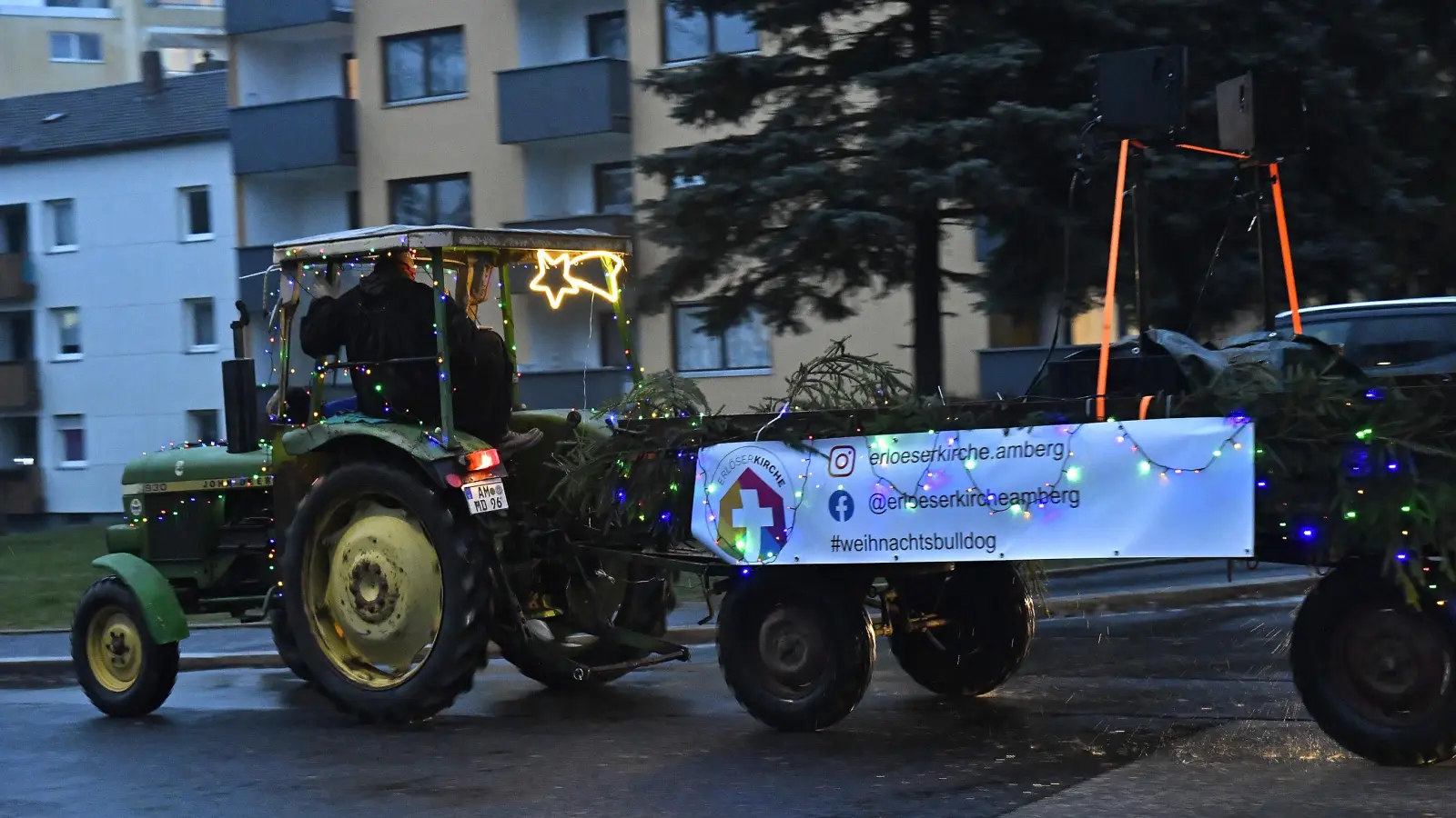Der festlich geschmückte Weihnachtsbulldog. Er fährt am 19. Dezember durch die Stadt Amberg.  (Archivbild: Petra Hartl)