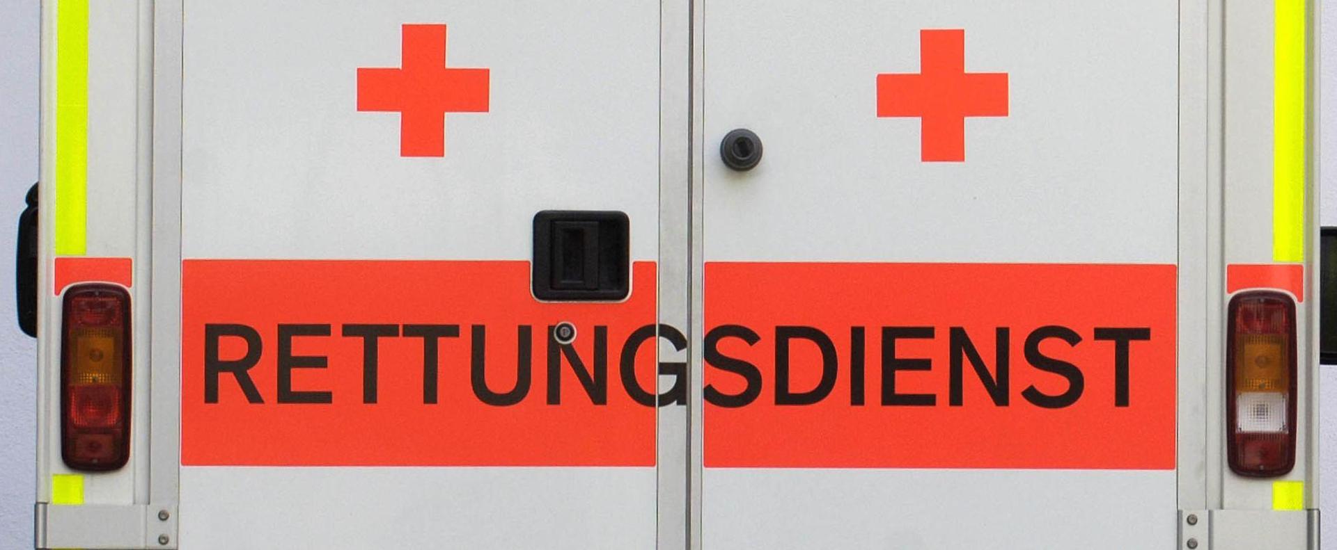 Nach einem Unfall beim Reifenwechsel an einem Anhänger wurde ein 82-Jähriger zur Untersuchung auf mögliche Verletzungen in ein Krankenhaus gebracht. (Symbolbild:  Oliver Weiken dpa/lby)