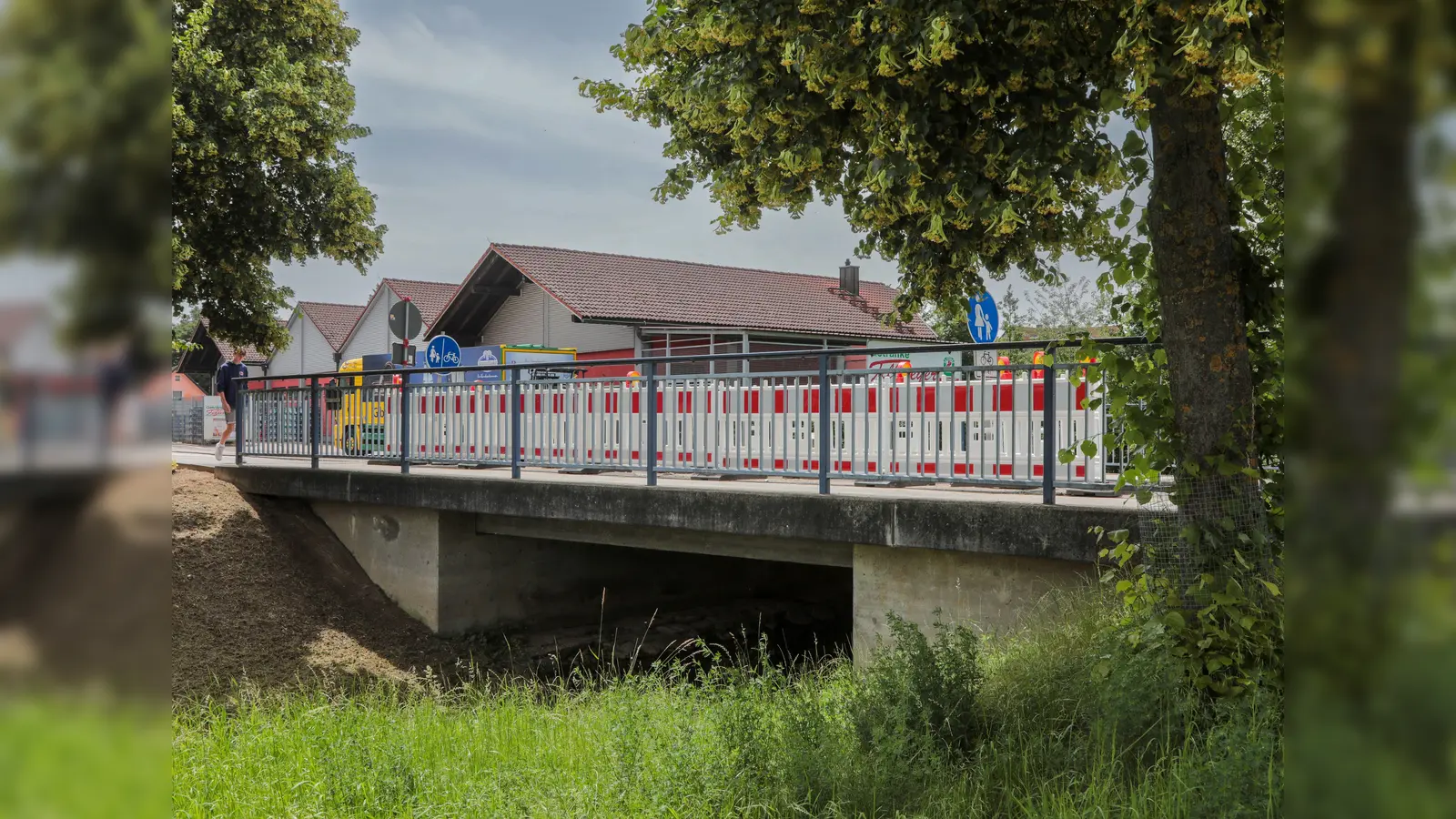 Für die Sanierung der Brücke über den Krumbach in Kümmersbruck rechnete das Staatliche Bauamt Amberg-Sulzbach mit einer Bauzeit von einem Monat.  (Bild: Wolfgang Steinbacher)