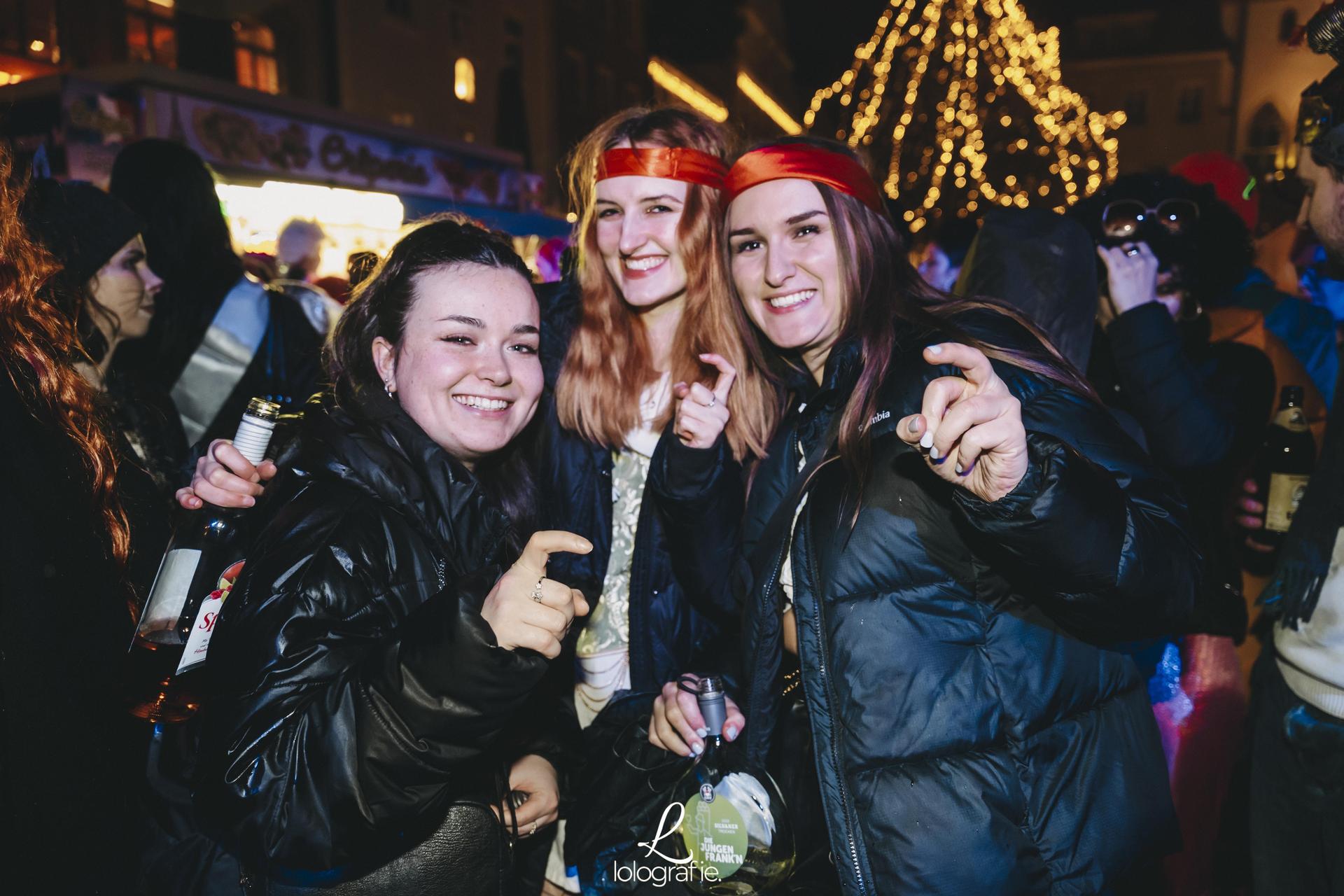 Hexennacht in Amberg. Die Fotos vom Weiberfasching am Marktplatz, exklusiv auf Amberg24.de (Bild: Lolografie)