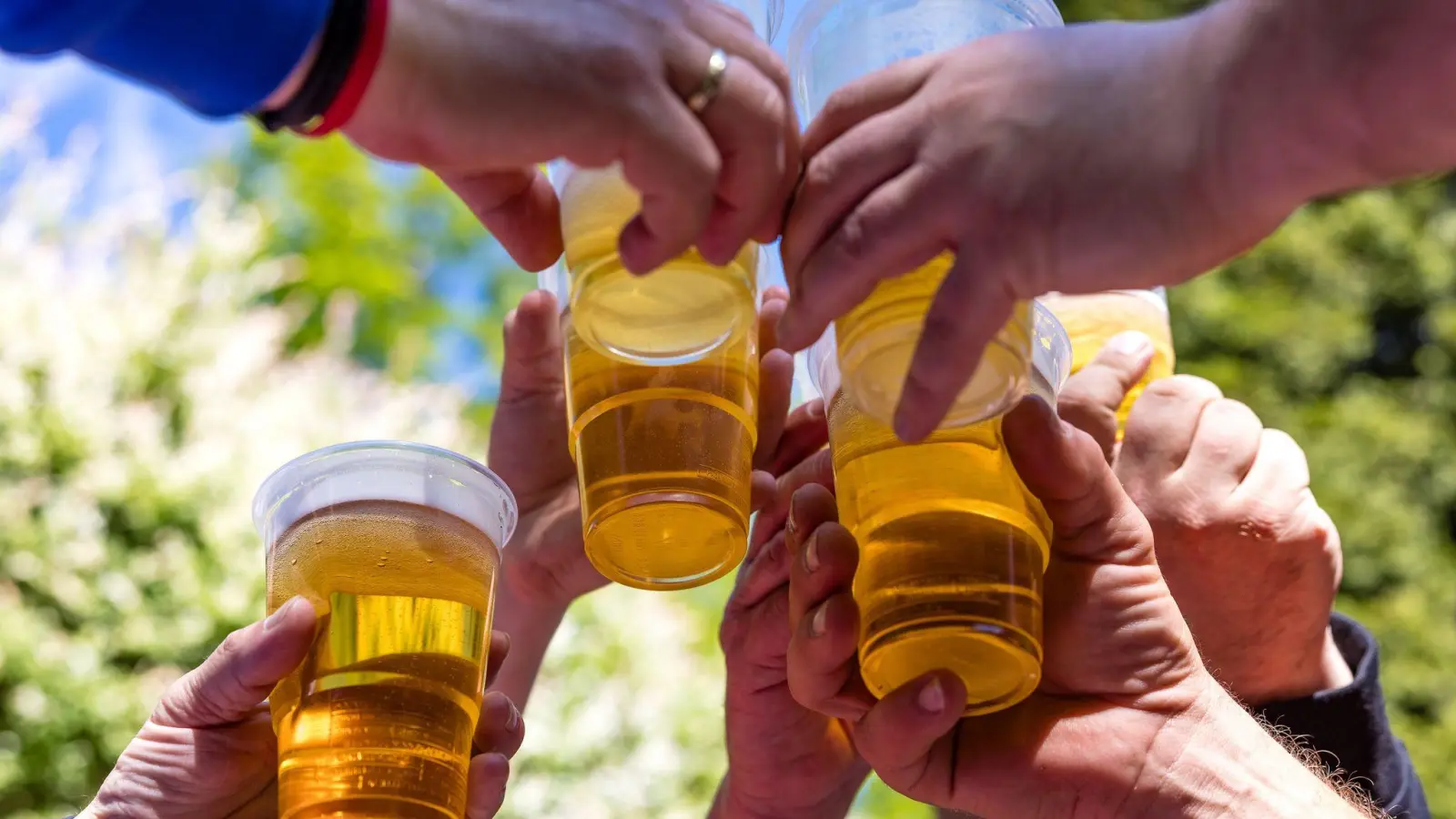 Alkohol gehört für viele zum Vatertag dazu. (Symbolbild: Frank Hammerschmidt/dpa)
