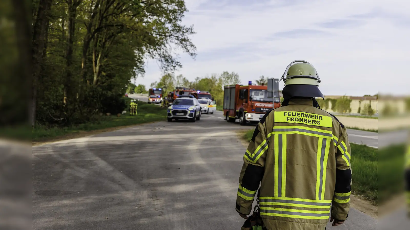 Nahe Lindelohe hat sich ein schwerer Unfall ereignet, bei dem ein Mann ums Leben kam. Feuerwehr, Rettungsdienst und Polizei sind im Einsatz.<br> (Bild: Hösamer)