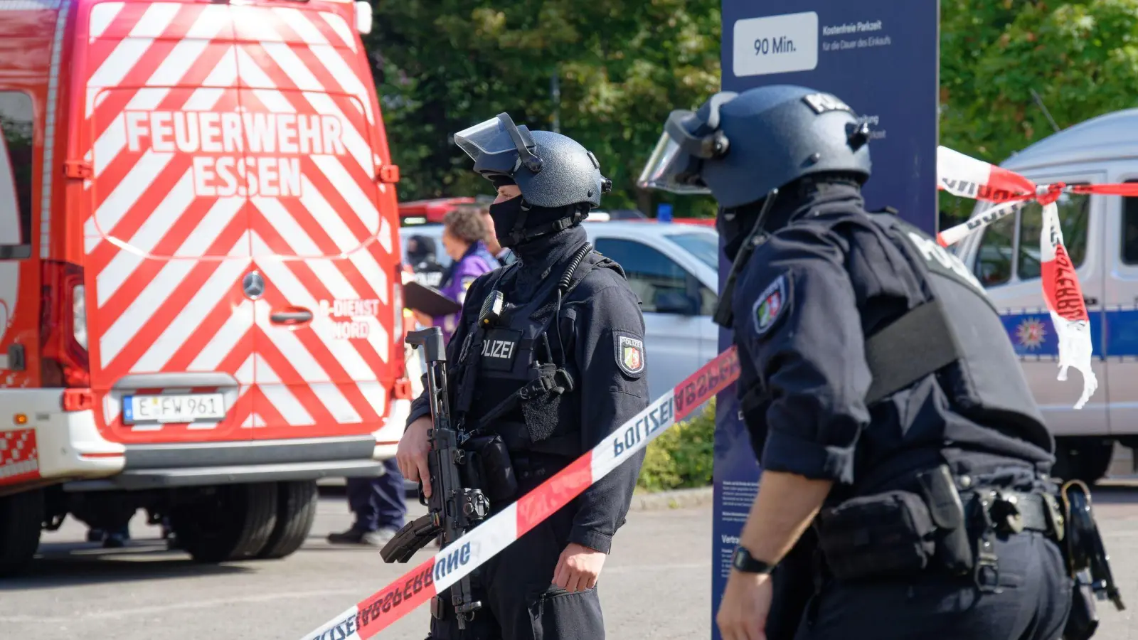 Die Polizei wird zu einem Großeinsatz gerufen. (Bild: Henning Kaiser/dpa)