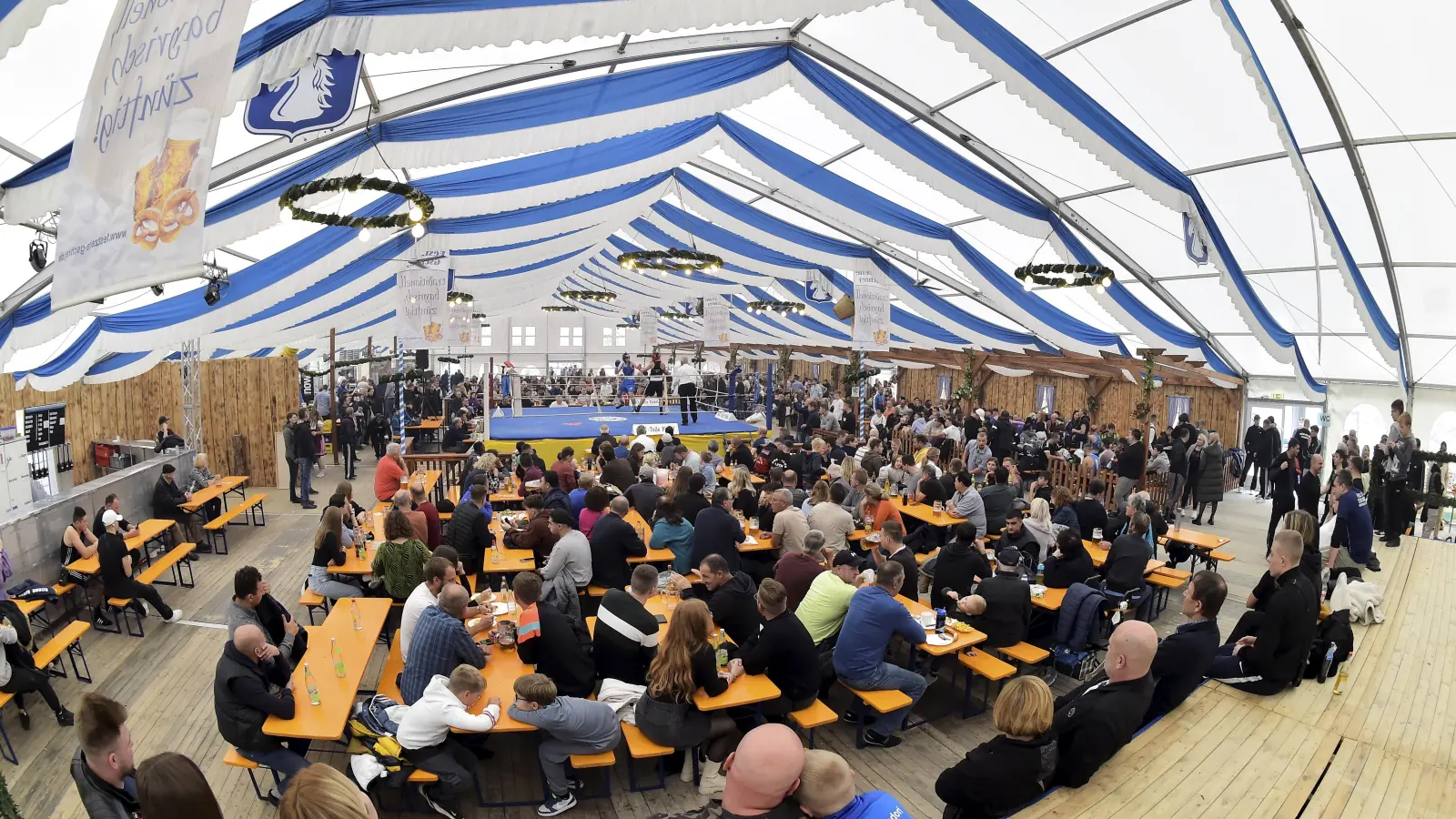 Nachdem der Andrang im vergangenen Jahr groß war, finden auch heuer wieder Boxkämpfe im Bierzelt auf der Michaeli-Dult statt.  (Archivbild: Hubert Ziegler)