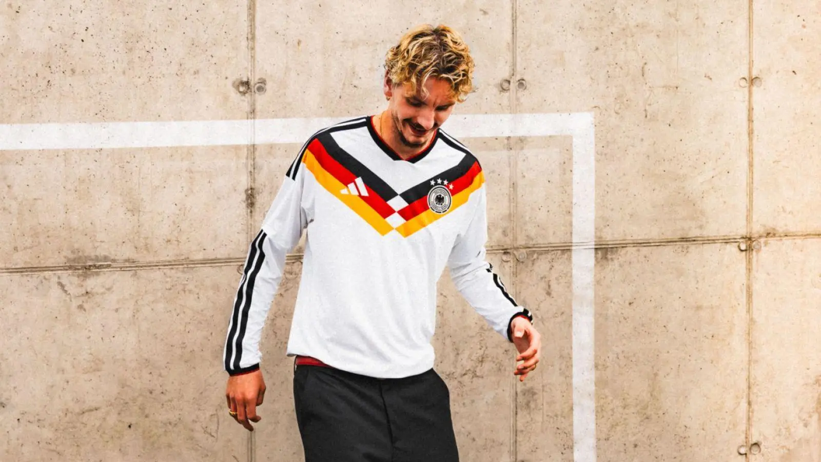Großer Fan des neuen DFB-Trikots: Stürmer Nick Woltemade. (Bild: -/Adidas/dpa)