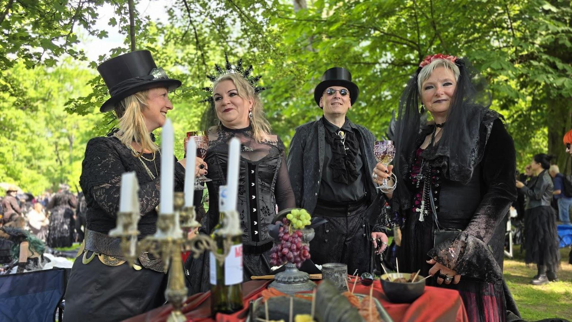 Das viktorianische Picknick beim Wave-Gotik-Treffen in Leipzig begeisterte die Besucher. (Bild: Richard Kirschner)