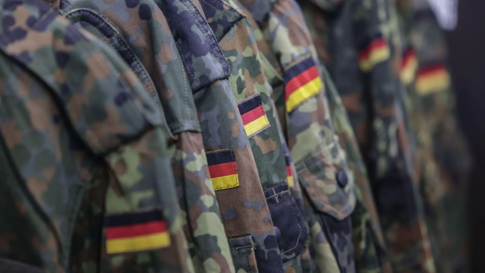 Ein Bundeswehrsoldat wurde in Sulzbach-Rosenberg von zwei unbekannten Männern angegriffen. (Symbolbild: Oliver Berg/dpa)