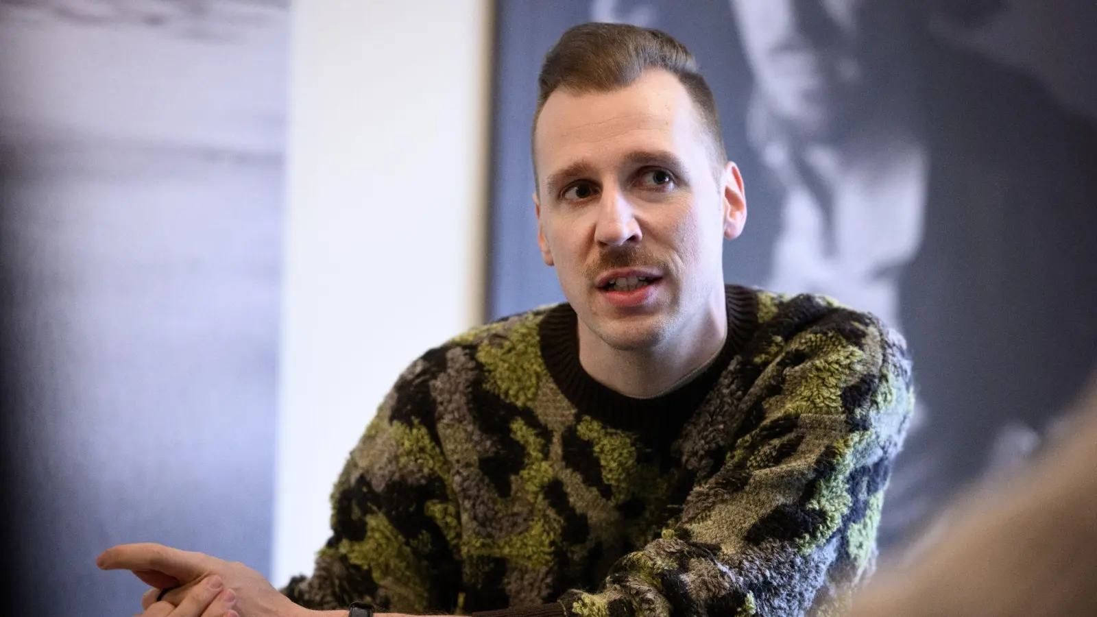 Lukas Strobel, besser bekannt als der Rapper Alligatoah, lebt seit etwa 15 Jahren in Berlin. (Bild: Bernd von Jutrczenka/dpa)