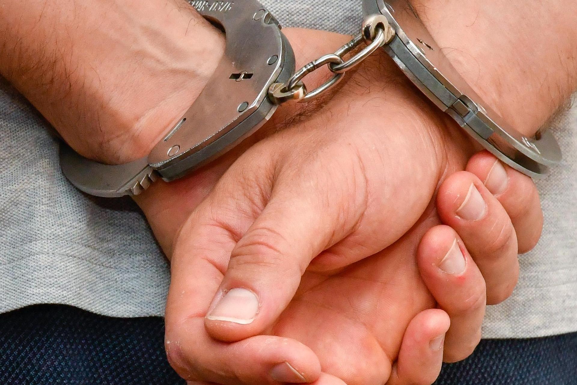 Ein 25-Jähriger wurde in Hof festgenommen, nachdem er Frauen mit Flüssigkeit bespritzt haben soll. Die Polizei sucht Zeugen und weitere mögliche Geschädigte. (Symbolbild: Petra Hartl)