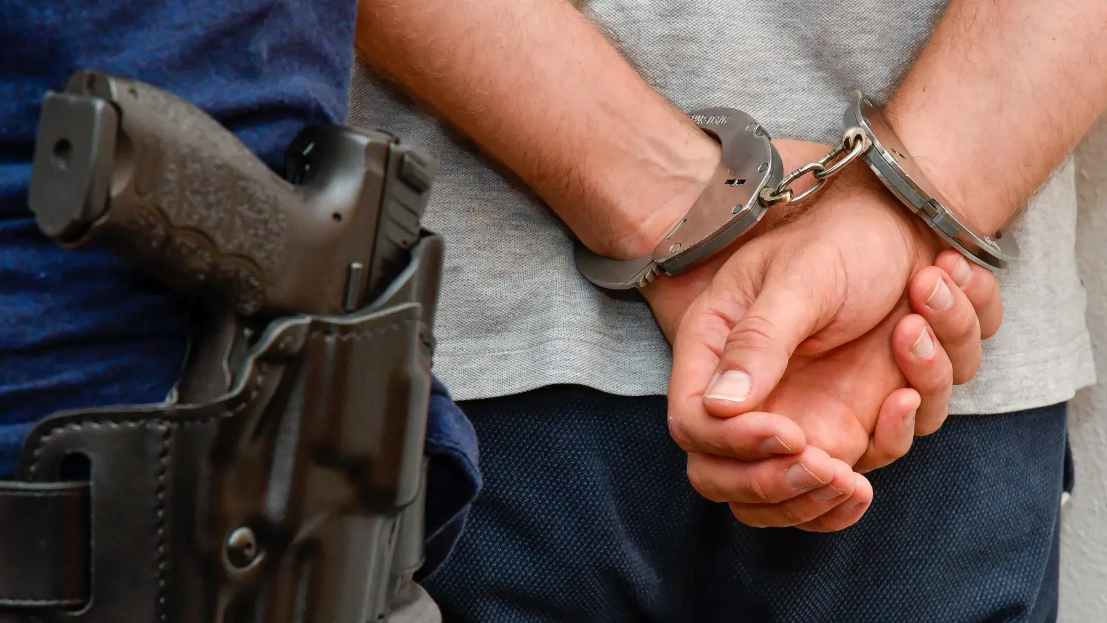 Ein 25-Jähriger wurde in Hof festgenommen, nachdem er Frauen mit Flüssigkeit bespritzt haben soll. Die Polizei sucht Zeugen und weitere mögliche Geschädigte. (Symbolbild: Petra Hartl)