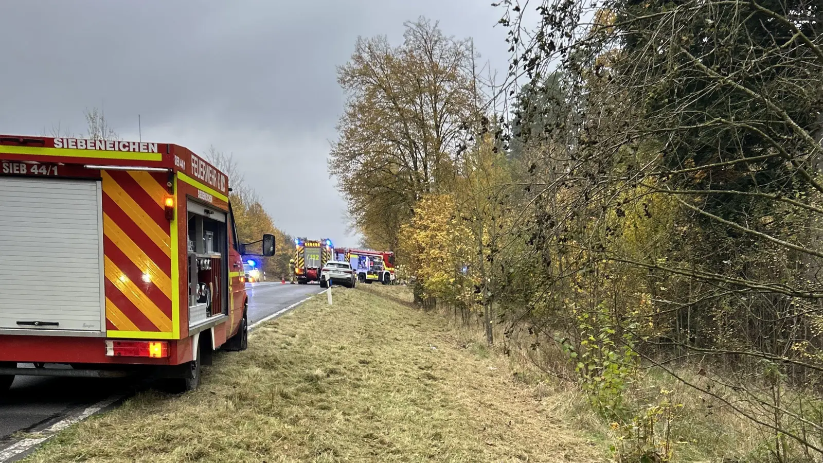 Zu dem Unfall waren auch die Feuerwehren Siebeneichen und Rosenberg ausgerückt.  (Bild: Polizeiinspektion Sulzbach-Rosenberg)