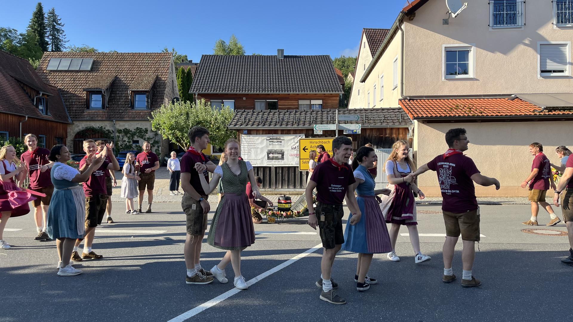 Eine letzte Tanzpause, bevor alle in den Bach fliegen. (Bild: knz)