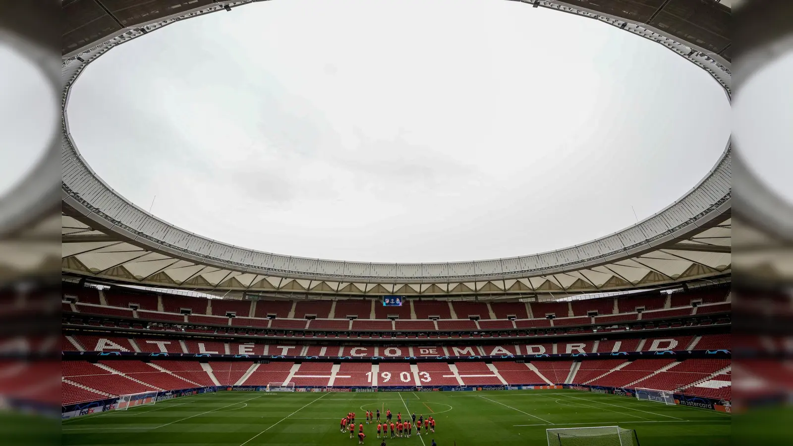 Im Metropolitano-Stadion in Madrid könnte das Champions-League-Finale 2027 stattfinden (Bild: Manu Fernandez/AP/dpa)
