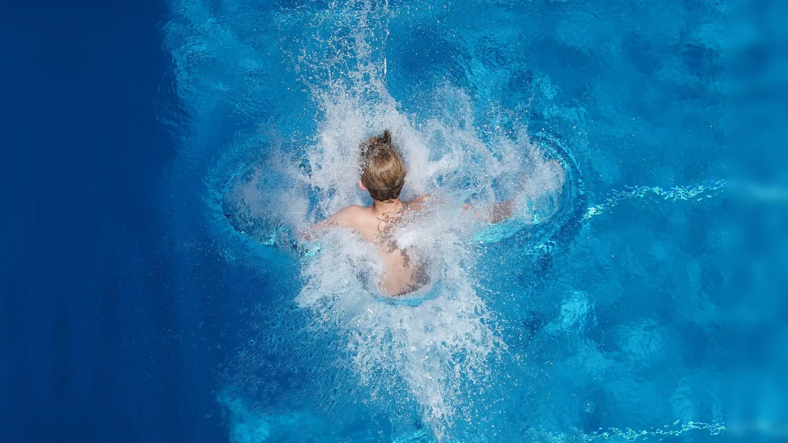 Diese Regeln solltet ihr beim Schwimmen beachten. (Bild: Joerg Carstensen/dpa/Symbolbild)