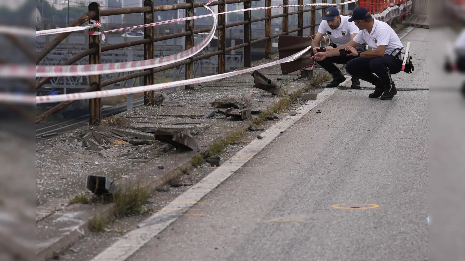 Lokale Polizisten ermitteln nach einem Busunglück an der Unfallstelle. Nach dem schweren Busunglück in Venedig mit mehr als 20 Todesopfern ermittelt jetzt die Staatsanwaltschaft. (Bild: Antonio Calanni)