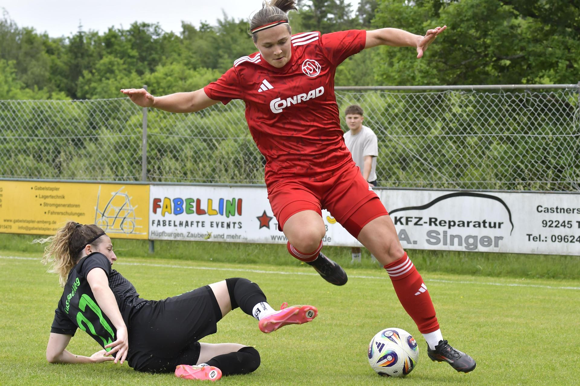 Da half auch dieser kraftvolle Einsatz nichts: Die Fußballfrauen des TSV Theuern (rote Trikots) verloren ihr Heimspiel gegen den TuS Bad Aibling mit 1:3. (Bild: Hubert Ziegler)