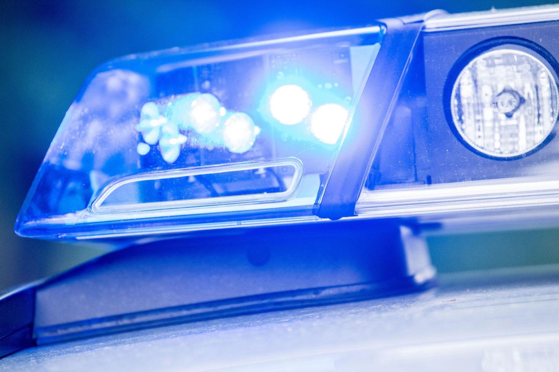 Die Polizei ermittelt nach einem Fahrradunfall zwischen Köfering und Hohenkemnath. (Symbolbild: Lino Mirgeler/dpa )