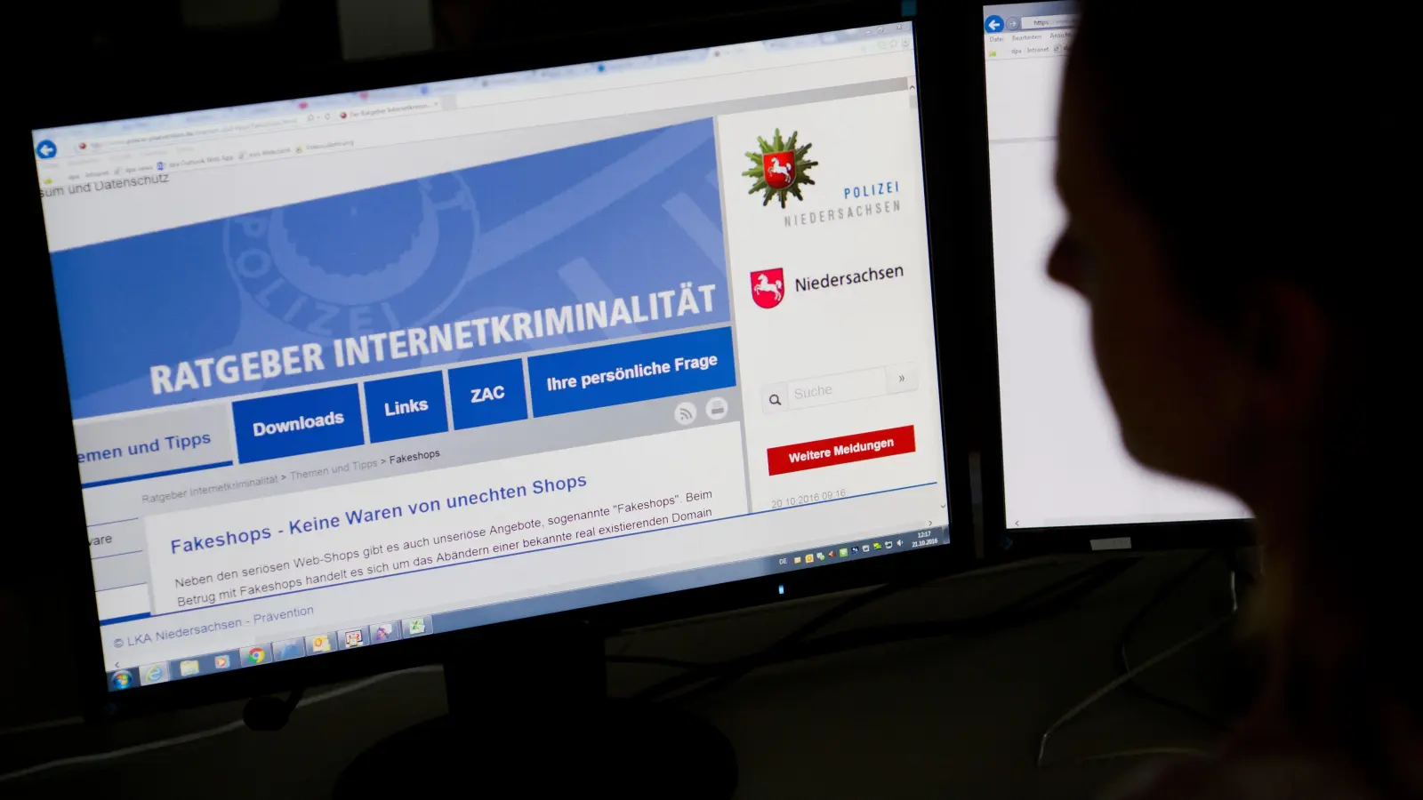 Trotz regelmäßiger Warnungen der Polizei werden immer wieder Internet-Nutzer von Kriminellen geschädigt. (Symbolbild: Julian Stratenschulte/dpa)