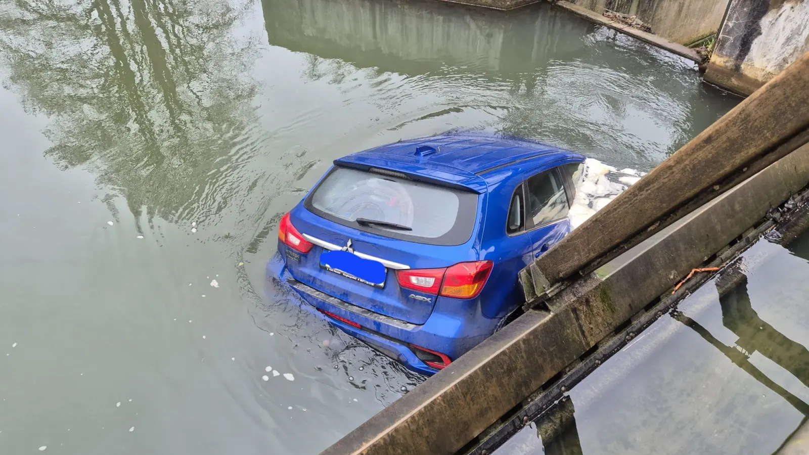 Ein Mitsubishi treibt in der Vils bei Dietldorf.  (Bild: PI Burglengenfeld/exb)