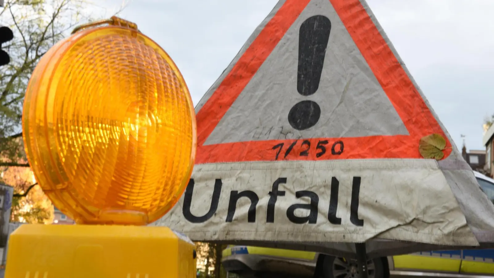 In Amberg musste die Polizei am Mittwoch, 18. September, einen Unfall mit hohem Schaden aufnehmen. (Symbolbild: Patrick Seeger/dpa)