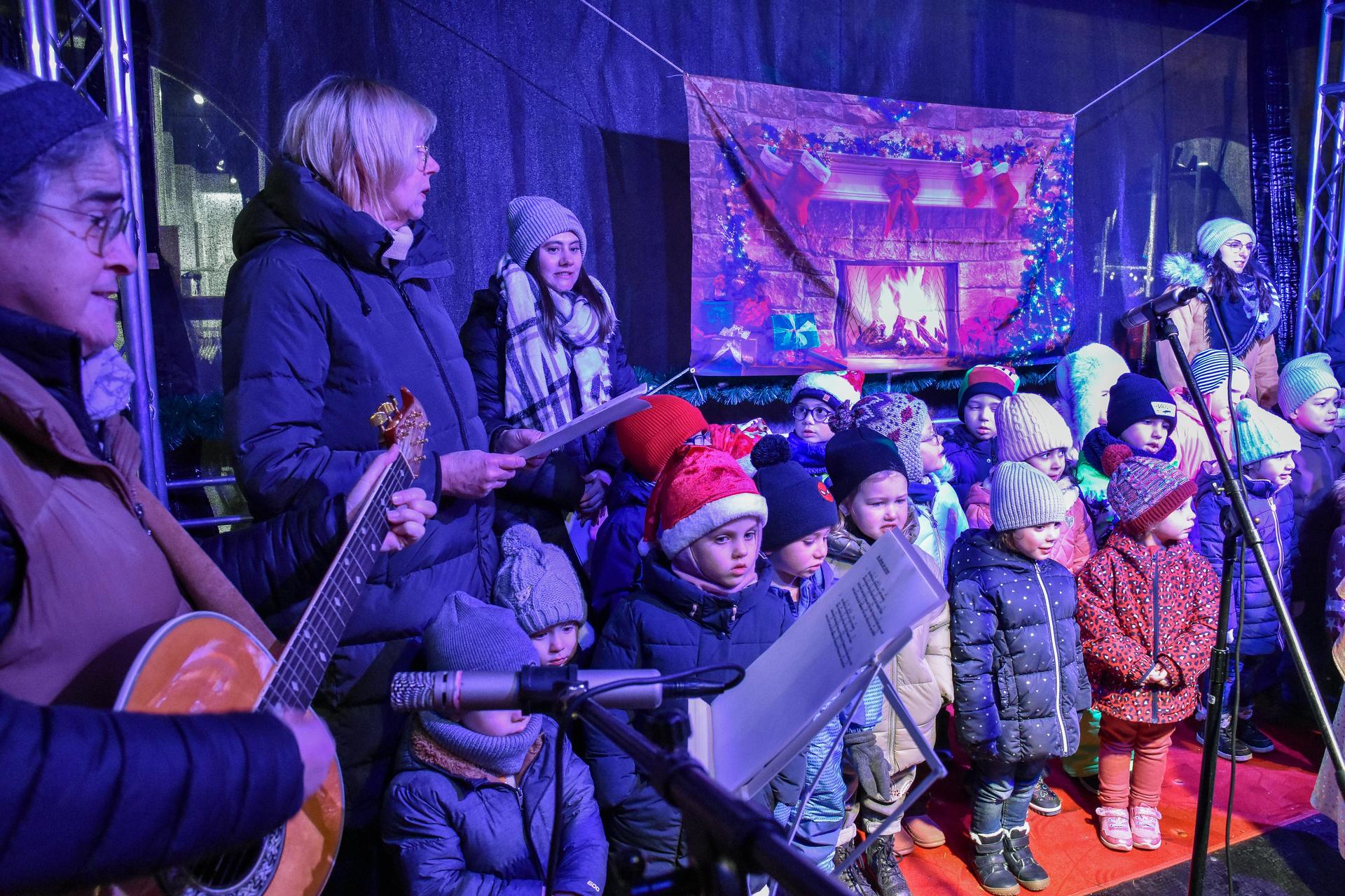 Die Kinder aus dem Caritas-Kindergarten Marienheim sangen zur Weihnachtsmarkteröffnung. (Bild: Stephan Huber)