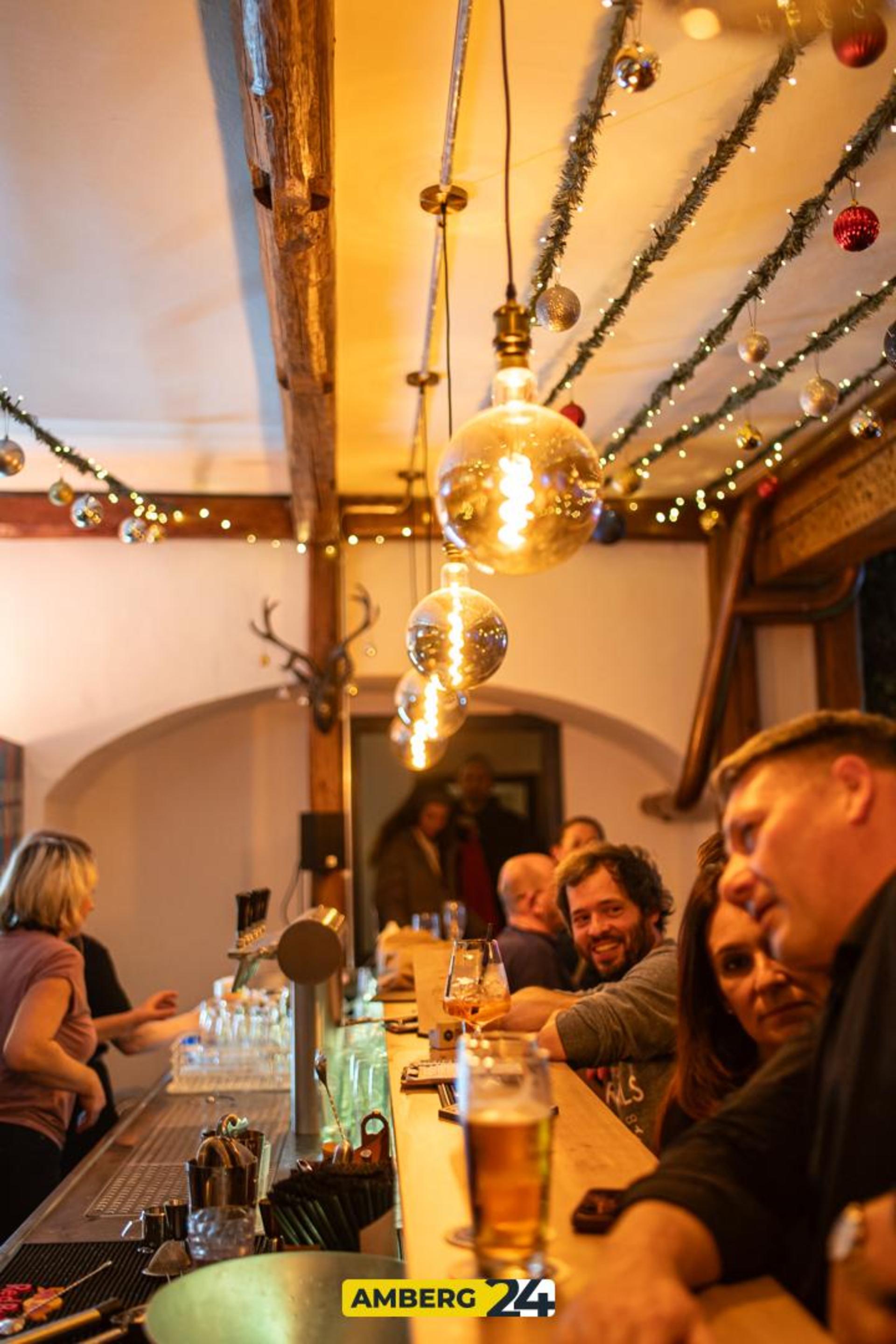 Bilder zum Weihnachts-Festbier Anstich im Herzog. (Bild: Julia Bär)