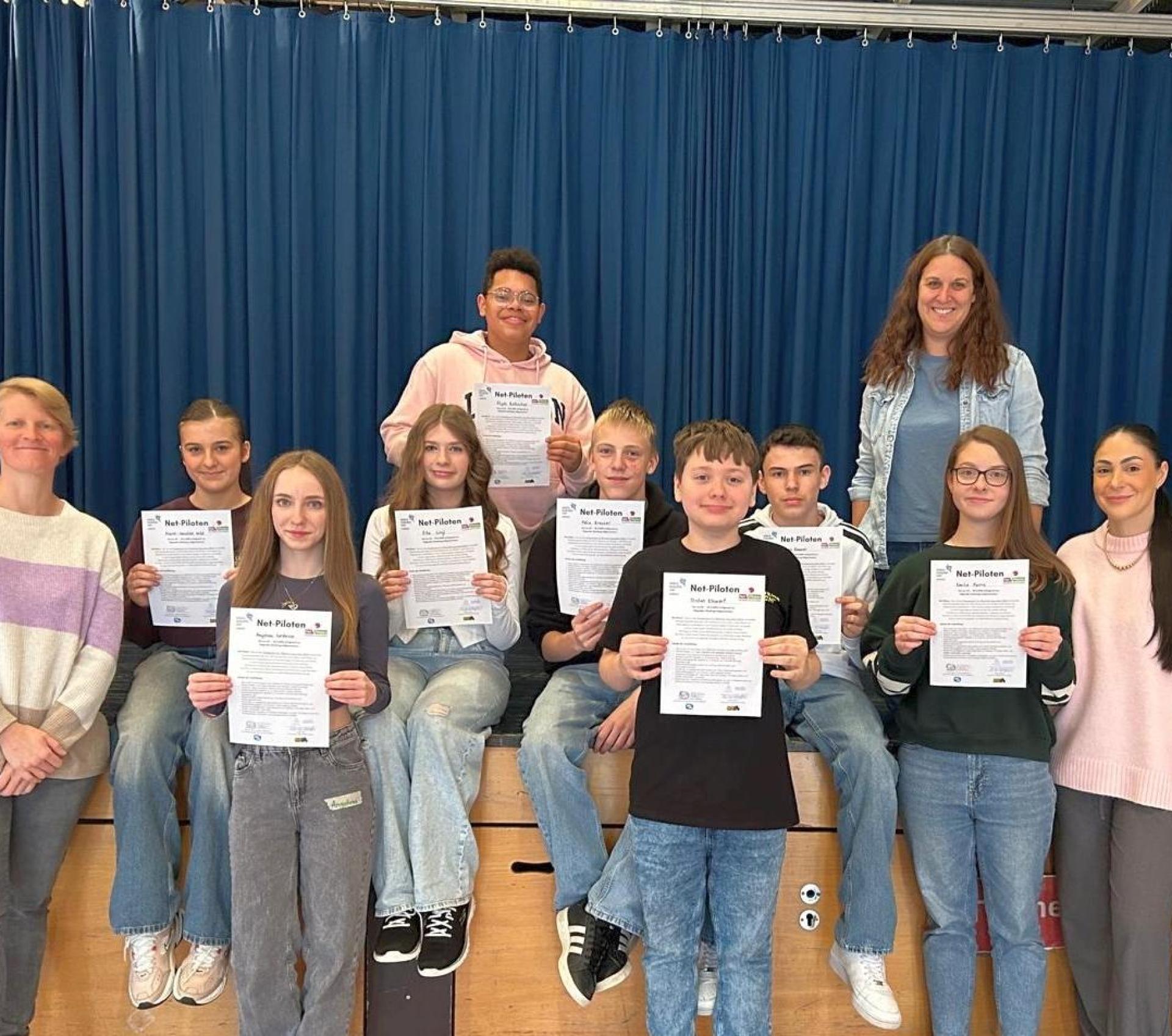 Die frischqualifizierten „Net-Piloten“ der Mittelschule Hahnbach, umrahmt von Anita Kinscher (links), der Jugendsozialarbeiterin Sarah Drapej (rechts) sowie Katrin Cislaghi von der KoJa Amberg (hinten). (Bild: Anita Kinscher)