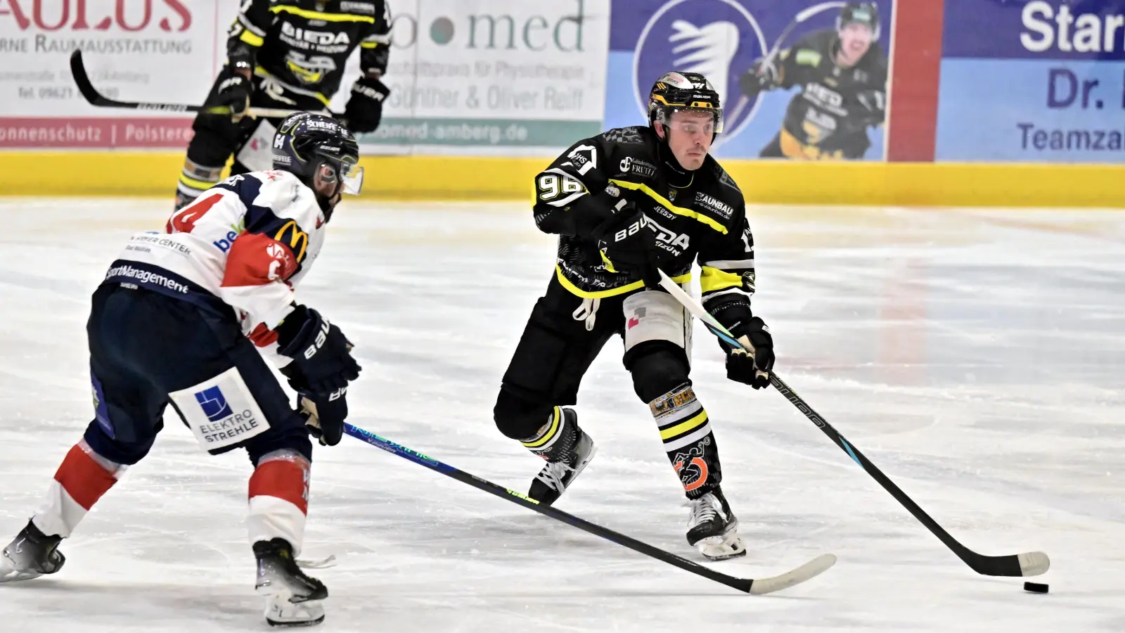 Brendan Walkom (rechts) erzielte am vergangenen Spieltag vier Tore für den ERSC Amberg gegen Landsberg. Diese Treffsicherheit soll den Wild Lions am Wochenende auch wieder einmal einen Sieg bescheren. (Archivbild: Hubert Ziegler)