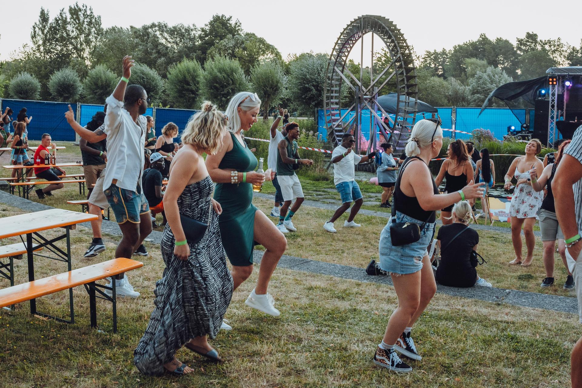 Shisha, Drinks und guter Hip-Hop. So war's am Hip-Hop BBQ in Amberg.  (Bild: Denise Helmschrott)
