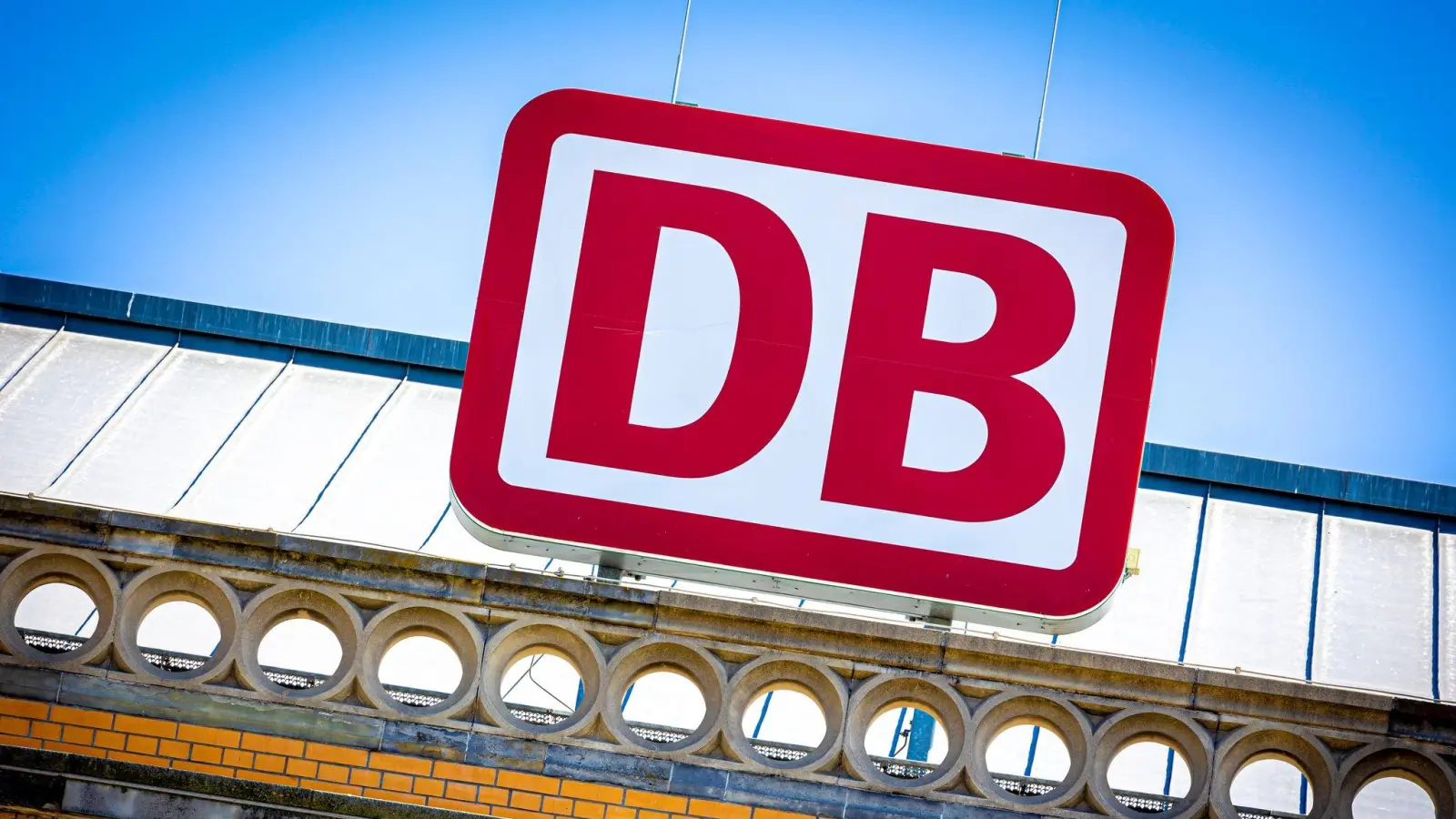 Der Ärger über die Deutsche Bahn ist bei vielen Menschen groß - ob daran das Sanierungsprogramm bis 2027 etwas ändern kann? (Bild: Moritz Frankenberg/dpa)