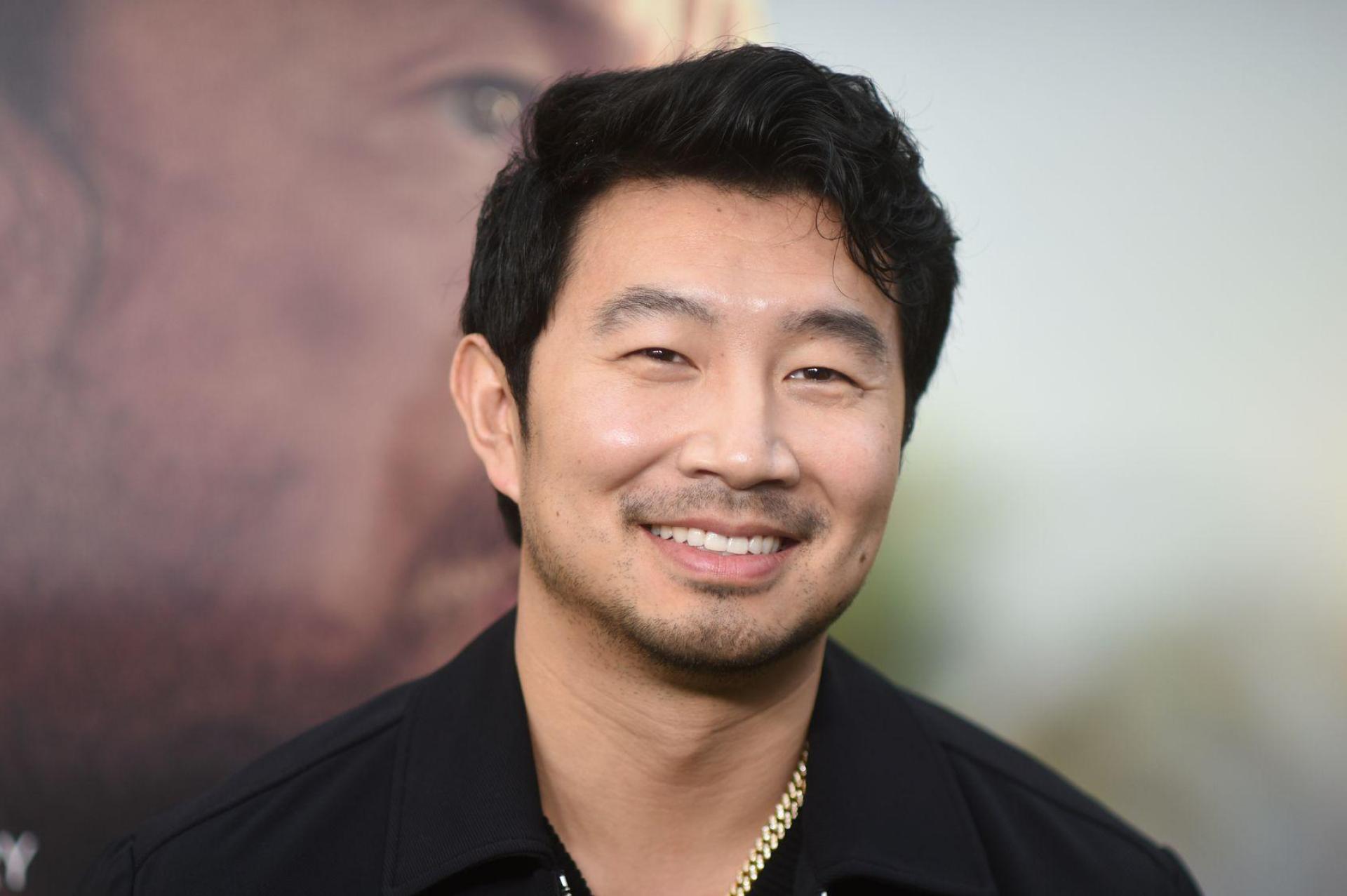 Hollywoodstar Simu Liu bekam beim Dreh seines Spionage-Thrillers einige Tritte ins Gesicht. (Archivbild) (Bild: Richard Shotwell/Invision via AP/dpa)