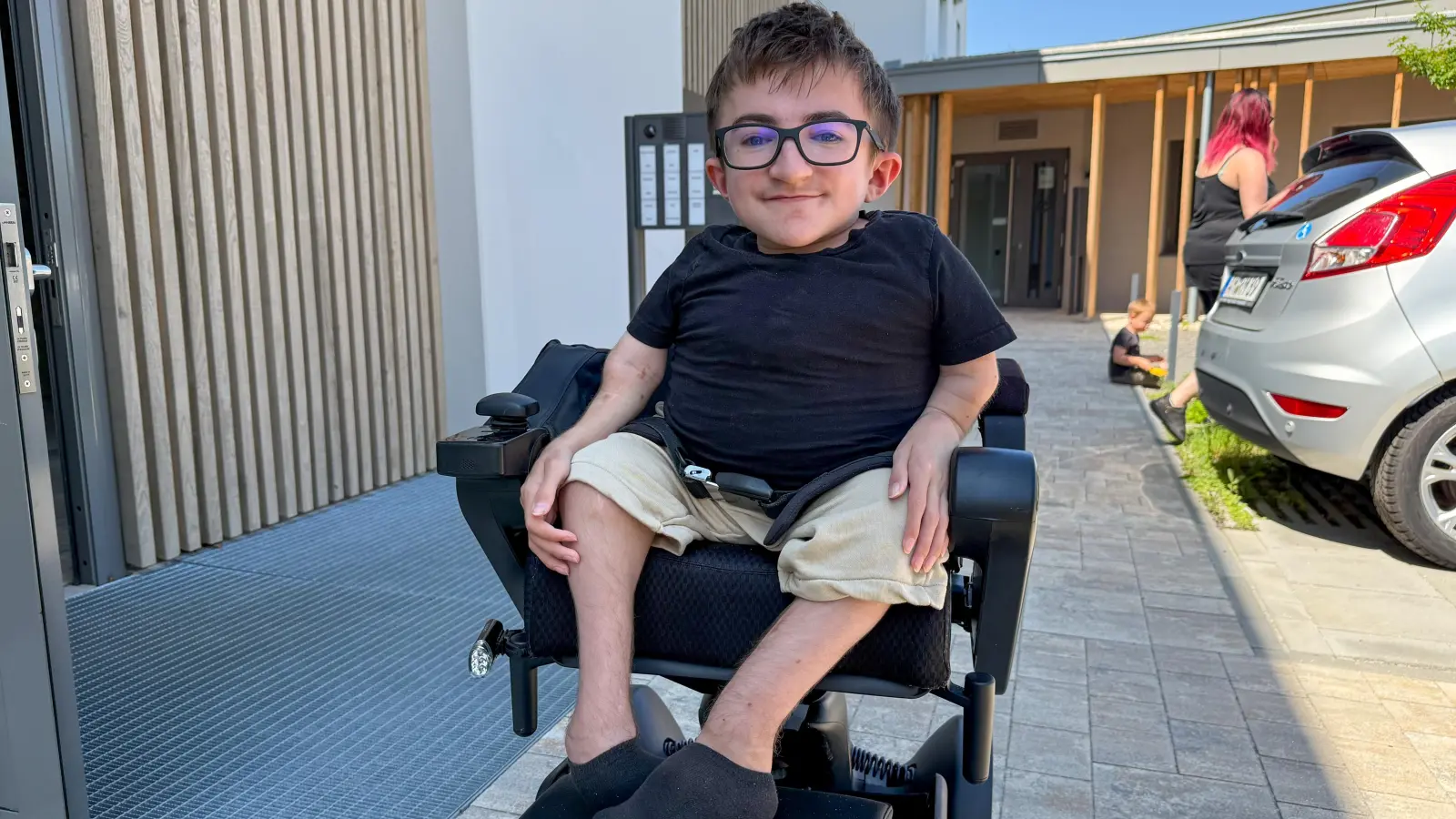 Überwältigt von der Spendenbereitschaft hilfsbereiter Menschen: Luca aus Amberg, der Glasknochen hat und auf den Rollstuhl angewiesen ist. Der 17-Jährige hofft, dass über Crowdfunding ein rollstuhlgerechtes Familienauto finanziert werden kann.  (Bild: Petra Hartl)