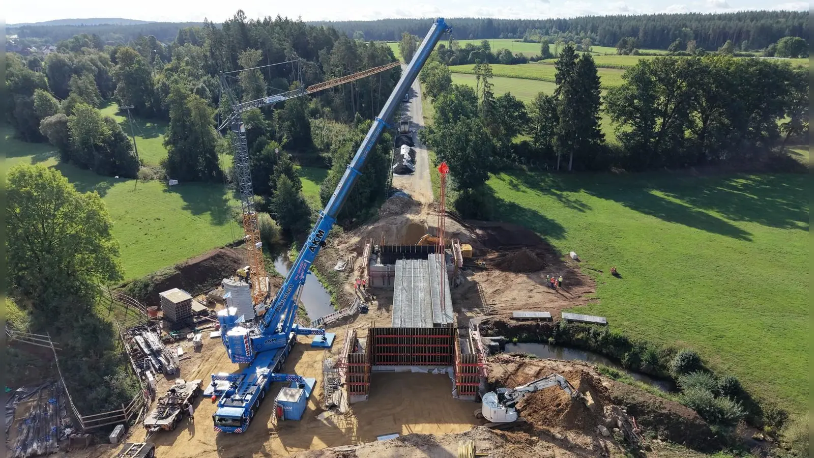 Da war Halbzeit auf der Baustelle: Anfang September wurden die Fertigbetonteile der Brücke eingehoben. Ende September ist die Bundesstraße 85 wieder frei befahrbar. (Bild: Christoph Weh/Staatliches Bauamt Amberg-Sulzbach)